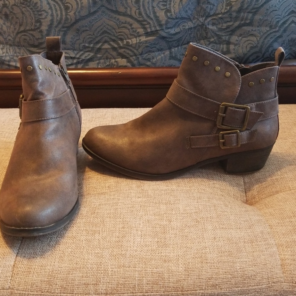 Ana Archer ankle boots